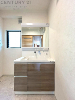 化粧品や洗顔料、歯ブラシなどの必需品をまとめて置ける収納スペースがあり、使用するたびに取り出す手間が省けます。また、水回りのため、濡れても大丈夫な素材が使用されており、お手入れが簡単です。