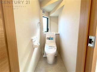 温水洗浄便座付トイレは温水洗浄機能により、暖かい水でおしりを洗浄することができ、冷たい水を使う従来の便座に比べ、温水洗浄機能で暖かいトイレを提供し、快適な使用を可能にします。