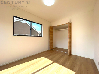 明るい色合いのフローリングとクロスを使用した洋室は家具やインテリアとも調和しやすく空間が広く感じられ開放感を生み出します。自然光を効果的に反射し、室内を明るく保つため、日中の照明使用を抑えられます。