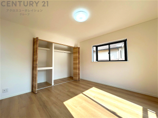 寝室…リラックスできるプライベート空間で、快適な睡眠をサポート。個人の好みに合わせたインテリアや寝具で心地良さを追求。プライベートな時間を過ごし、リフレッシュする場所におすすめです。