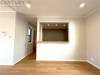 キッチン前のダイニングスペース　カウンターキッチンから料理の受け渡し等に便利です。ダイニングセットを置いても十分な広さを確保。