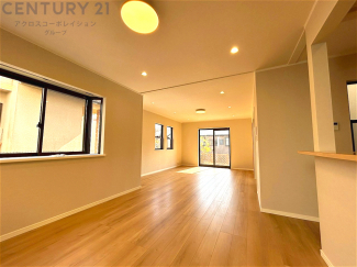 リビングダイニングは家族や友人とのコミュニケーションを楽しむ場所でくつろぎながら食事や会話を楽しめ、多目的に利用できリラックスできる空間です。家庭内の中心として機能し、快適な生活をサポートします。