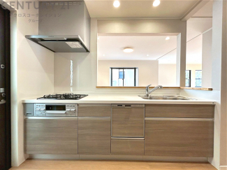 シンプルなデザインと使いやすさを兼ね備えた対面式システムキッチンは、効率的な作業スペースを提供し、家族やゲストとのコミュニケーションを促進します。