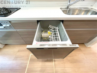 手洗いに比べて時間や労力を節約できることです。また、高温のお湯で洗浄されるため、雑菌や細菌を殺菌する効果もあります。さらに、乾燥機能があるため、手で拭く手間も省け衛生的に保管できます。