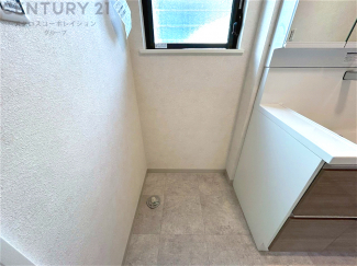 洗濯物の仕分け作業がしやすく、整理整頓が容易になります。洗濯音や湿気を他の部屋に持ち込まず、生活環境を快適に保ちます。上部を活用すれば収納スペースを確保でき洗剤や洗濯用品の整理もしやすくなります。