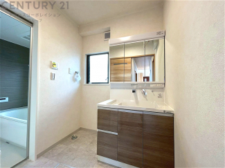 衣服の収納や脱ぎ着や整理整頓がしやすく、湿った衣類を乾燥させるスペースがありカビや臭いの発生を防ぎます。床の汚れを他の部屋に持ち込まず清潔を保つことができます。また快適な入浴環境の整備にも役立ちます。