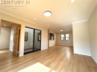 キッチン前のダイニングスペース　カウンターキッチンから料理の受け渡し等に便利です。ダイニングセットを置いても十分な広さを確保。