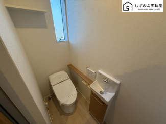 こちらは温水洗浄便座付きです。トイレは一階と二階についております。