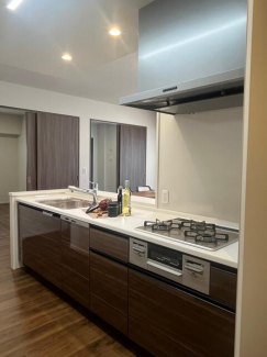 リビングと一体感のある対面キッチンは、家族の様子を見守りなが