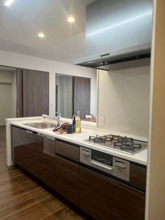 リビングと一体感のある対面キッチンは、家族の様子を見守りなが