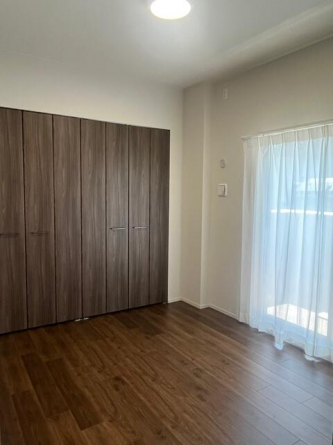 南向きバルコニーに面した明るい洋室。朝日がたっぷり差し込み、