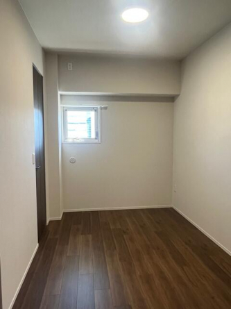 リビング横にある５．２帖の洋室は、小窓から柔らかな光が入る落