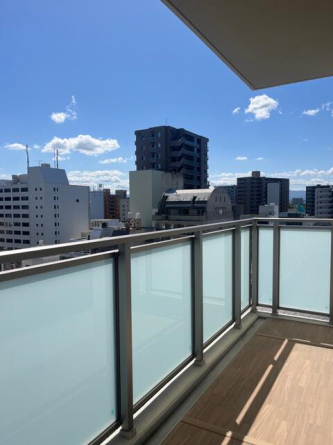 サブバルコニーでは、朝の陽光と移ろいゆく季節の風を感じられま