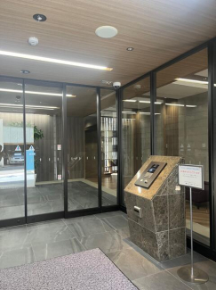 建物へ入る前に一歩、穏やかに切り替わる風除室。外の喧騒をやわ