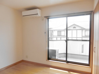 ※画像は103号室です。2階南側の洋間6畳。