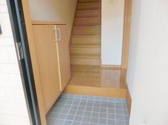 ※画像は103号室。玄関の様子