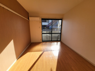 一面をアクセントクロスで色を変えているので少しおしゃれな雰囲気のお部屋です！