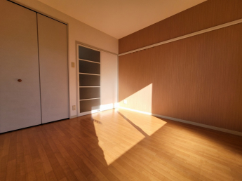 レールフックがあるので服や絵などを掛けることができます！