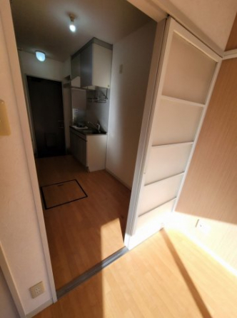 引戸を開けるとキッチンになっています。