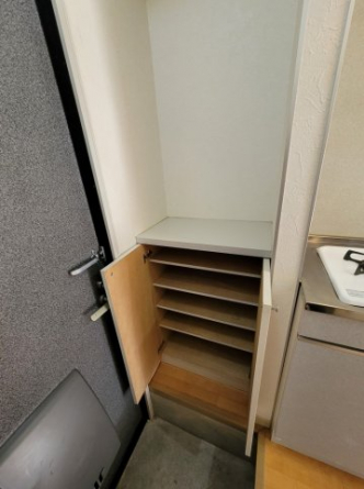 棚は外すこともできます。上に鍵などを置いておけるので便利ですよ。