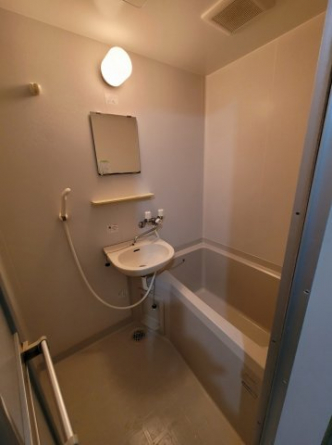 シャワー付き浴室。