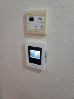 モニター付きインターホンで扉を開ける前に来訪者を確認できます。