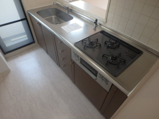 ガス３口のシステムキッチン完備