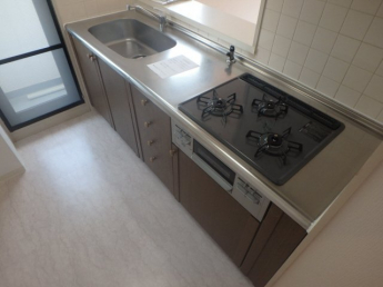 ガス３口のシステムキッチン完備