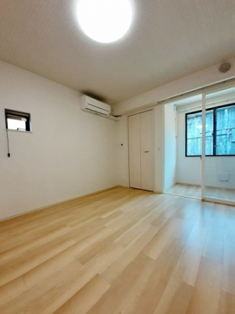 明るい色調の室内です