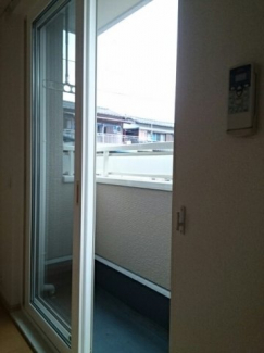 暖かな日差しのふりそそぐバルコニー