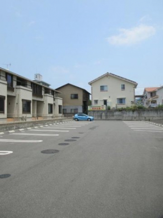 駐車場があるので、車を買う予定の方も安心です