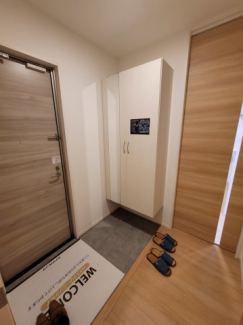 全身ミラーの付いたシューズボックスです。