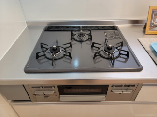 3口ガスコンロ・グリル付きです。