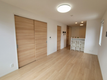 明るいコーディネートのお部屋です。