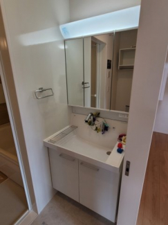 三面鏡のすっきりとした洗面台。もちろんシャワー付きです。