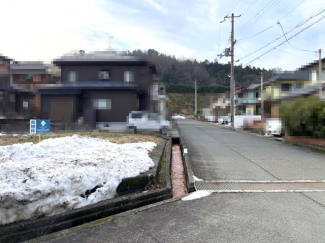 【前面道路含む現地写真】