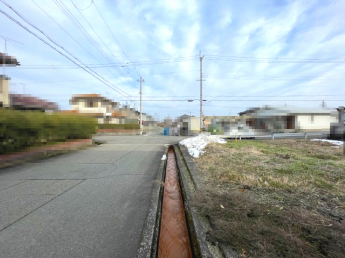 【前面道路含む現地写真】
