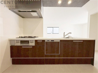 シンプルなデザインと使いやすさを兼ね備えた対面式システムキッチンは、効率的な作業スペースを提供し、家族やゲストとのコミュニケーションを促進します。