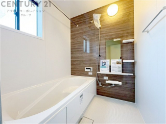 ユニットバスは省スペースでありながら、シンプルな設計と使いやすさを備え、簡便なメンテナンスが可能です。窓付きで換気にも便利です。またミラー・小物置き場もあり便利です。