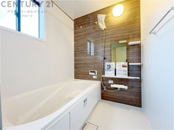 ユニットバスは省スペースでありながら、シンプルな設計と使いやすさを備え、簡便なメンテナンスが可能です。窓付きで換気にも便利です。またミラー・小物置き場もあり便利です。