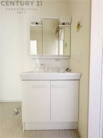 化粧品や洗顔料、歯ブラシなどの必需品をまとめて置ける収納スペースがあり、使用するたびに取り出す手間が省けます。また、水回りのため、濡れても大丈夫な素材が使用されており、お手入れが簡単です。