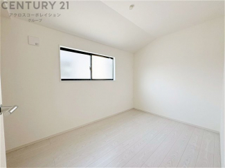 明るい色合いのフローリングとクロスを使用した洋室は家具やインテリアとも調和しやすく空間が広く感じられ開放感を生み出します。自然光を効果的に反射し、室内を明るく保つため、日中の照明使用を抑えられます。