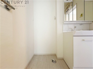 洗濯物の仕分け作業がしやすく、整理整頓が容易になります。洗濯音や湿気を他の部屋に持ち込まず、生活環境を快適に保ちます。上部を活用すれば収納スペースを確保でき洗剤や洗濯用品の整理もしやすくなります。