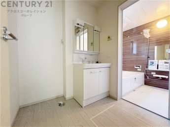 衣服の収納や脱ぎ着や整理整頓がしやすく、湿った衣類を乾燥させるスペースがありカビや臭いの発生を防ぎます。床の汚れを他の部屋に持ち込まず清潔を保つことができます。また快適な入浴環境の整備にも役立ちます。