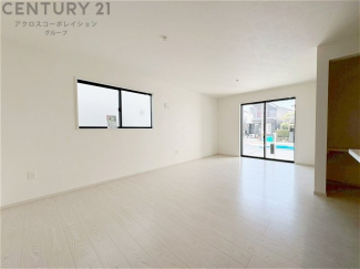 キッチン前のダイニングスペース　カウンターキッチンから料理の受け渡し等に便利です。ダイニングセットを置いても十分な広さを確保。