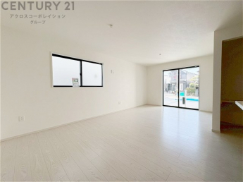 キッチン前のダイニングスペース　カウンターキッチンから料理の受け渡し等に便利です。ダイニングセットを置いても十分な広さを確保。