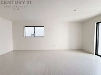 リビングダイニングは家族や友人とのコミュニケーションを楽しむ場所でくつろぎながら食事や会話を楽しめ、多目的に利用できリラックスできる空間です。家庭内の中心として機能し、快適な生活をサポートします。