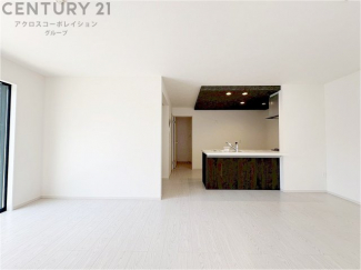 キッチン前のダイニングスペース　カウンターキッチンから料理の受け渡し等に便利です。ダイニングセットを置いても十分な広さを確保。