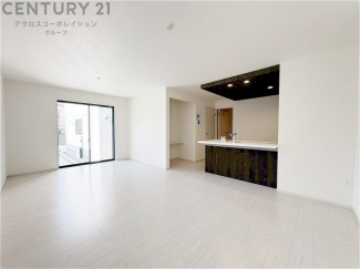 キッチン前のダイニングスペース　カウンターキッチンから料理の受け渡し等に便利です。ダイニングセットを置いても十分な広さを確保。