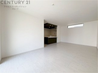 リビングダイニングは家族や友人とのコミュニケーションを楽しむ場所でくつろぎながら食事や会話を楽しめ、多目的に利用できリラックスできる空間です。家庭内の中心として機能し、快適な生活をサポートします。